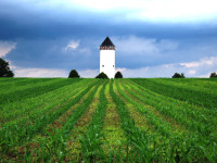 maják uprostřed pole