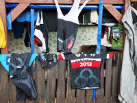 sušení cyklodresů na plotě