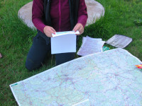 cyklistka nad mapou ve Flossenburgu