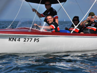 cyklisté na loďce na jezeře u Kostnice