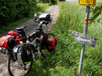 zátiší s kolem a směrovkou na Krakovec