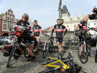 cyklisté ve dresech Cyklotour 2013
