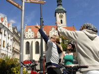 cyklisté před městským orientačním značením